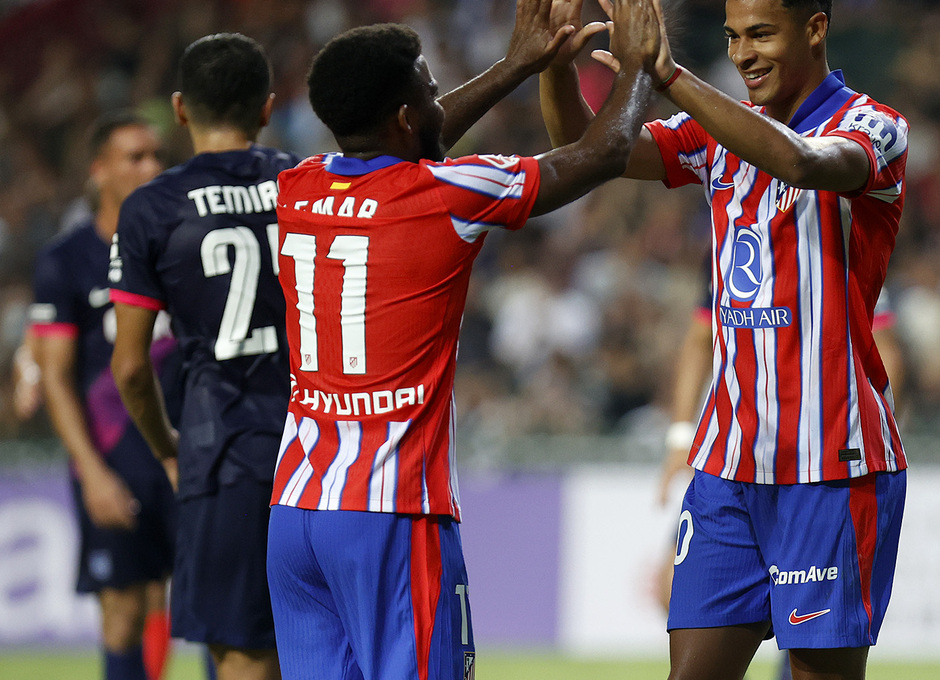 Mouriño celebra con su Lemar su gol ante el Kitchee