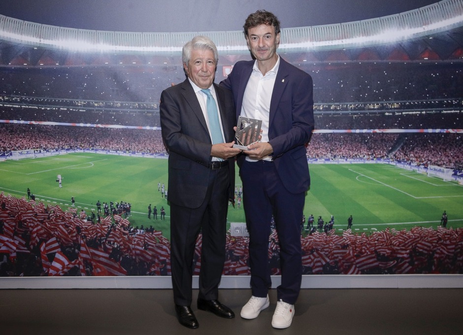 Enrique Cerezo entregó el escudo del club a Santi Denia por la conquista del oro olímpico