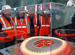 Las autoridades observan la maqueta del nuevo estadio