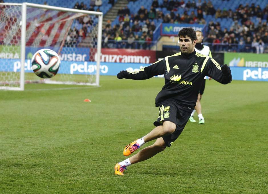 Diego Costa golpea el balón en un entrenamiento de la selección realizado en el Vicente Calderón