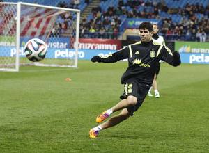 Diego Costa golpea el balón en un entrenamiento de la selección realizado en el Vicente Calderón