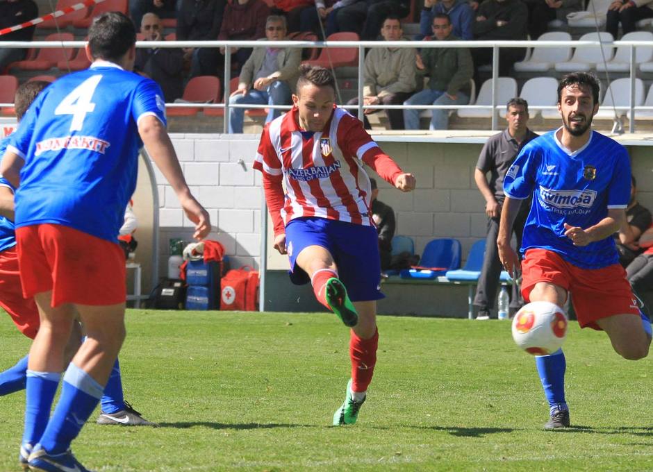Iván Sánchez marca el segundo gol del Atlético B ante el Fuenlabrada con este disparo con la diestra