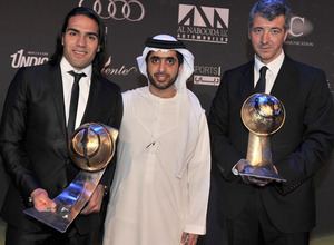 Miguel Ángel Gil y Radamel Falcao posan con los galardones de mejor jugador y mejor equipo del mundo 2012