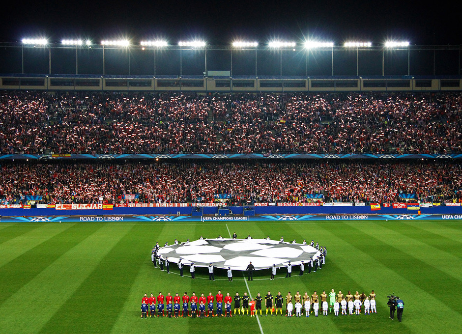 Aspecto del tifo que la afición formó en la grada antes del partido de Champions entre el Atlético - Milan disputado en el Estadio Vicente Calderón
