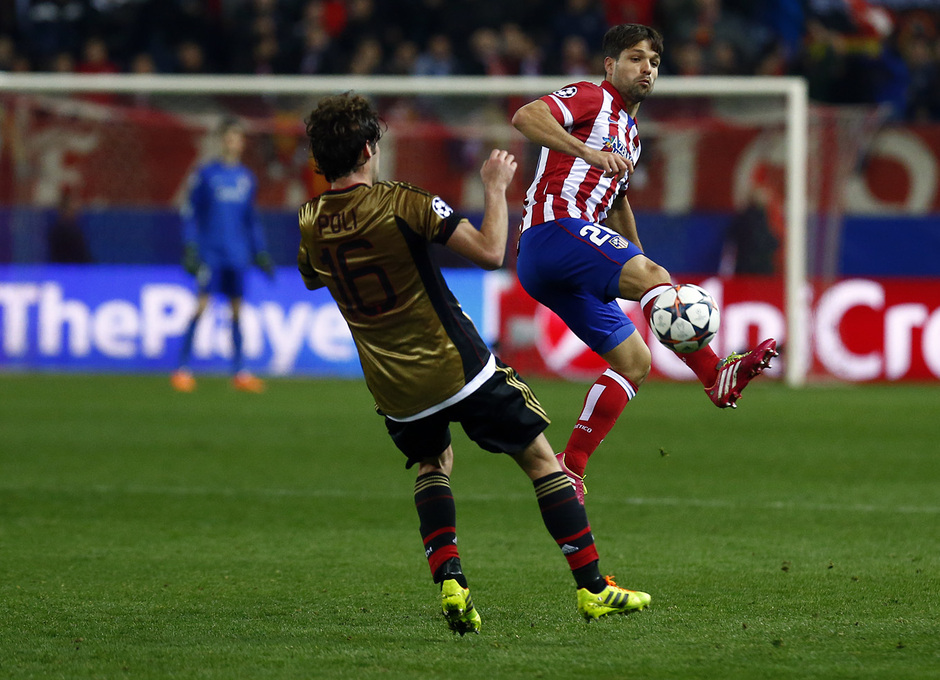temporada 13/14. Partido Champions League. Atlético de Madrid-AC Milan. Diego controlando un balón