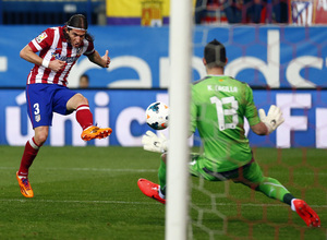 temporada 13/14. Partido Atlético de Madrid-Espanyol. Filipe disparando a puerta
