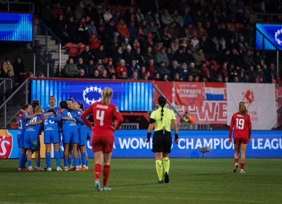 Temp. 25-26 | UEFA Women's Champions League | Twente - Atlético de Madrid Femenino | Piña celebración 3
