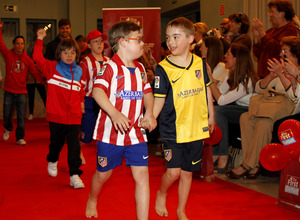 El punto y final al desfile lo pusieron los niños con ropa del Atlético junto a Sosa y Diego