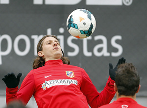 Filipe Luis hace un control de balón con el pecho durante el entrenamiento del viernes