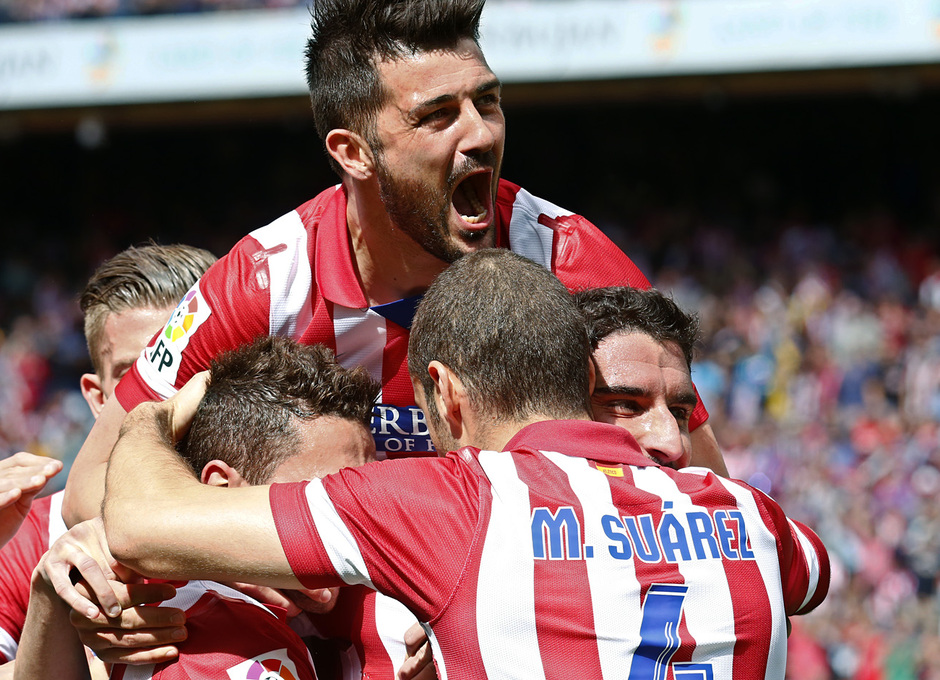 TEMPORADA 2013/2014. Atlético de Madrid-Villarreal. Raúl García celebrando el gol con los compañeros
