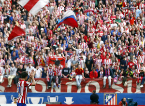 temporada 13/14 Partido. Atlético de Madrid_Villarreal. Diego retirándose y aplaudiendo a la grada