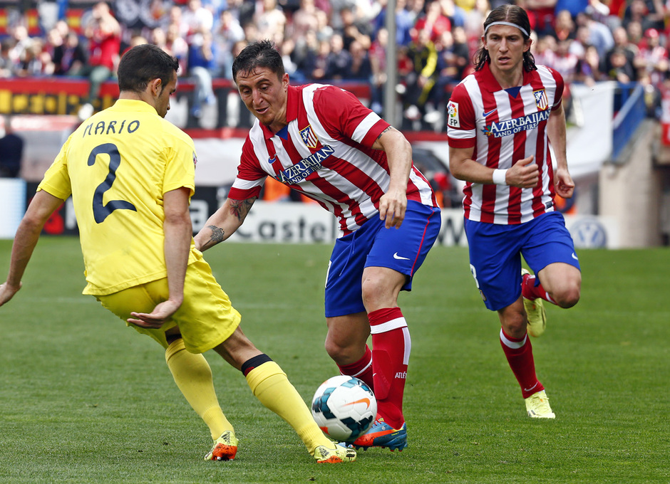 temporada 13/14 Partido. Atlético de Madrid_Villarreal. Cristian Rodríguez con el balón