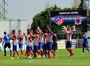 Los jugadores del Atlético B aplauden a la afición agradeciendo el incondicional apoyo en el partido contra el Laudio (3-1)