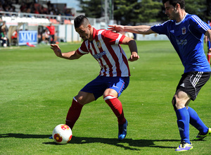 Rubén Mesa controla el balón ante la presión de un jugador del Laudio