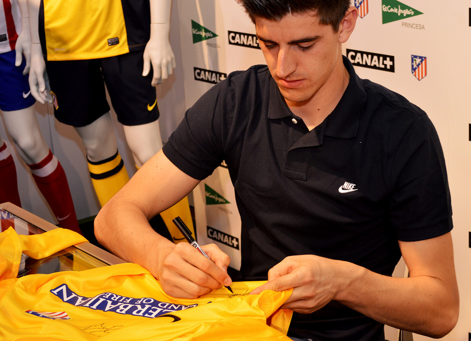 Thibaut Courtois estampa su firma en la réplica de una de sus camisetas que le entregó un aficionado. 