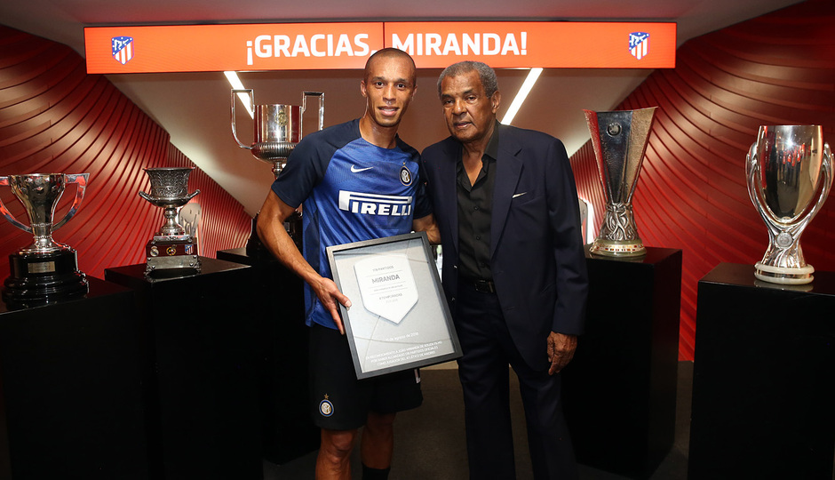 Luiz Pereira handed Miranda a plaque commemorating his 178 matches for our club