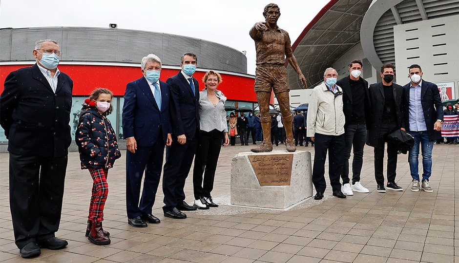 La estatua de Luis Aragonés ya luce en el Wanda Metropolitano - Club Atlético de Madrid · Web oficial