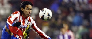 Temporada 2012-13. Falcao controla el balón en un lance del encuentro ante el Real Valladolid en Zorrilla