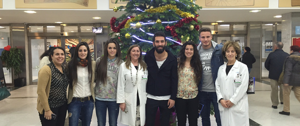 Jugadores de la primera plantilla y del Féminas, en el reparto de juguetes en los hospitales de Madrid