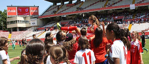 Temporada 2012-2013. Las jugadoras de la Selección de Madrid mantean a Macarena