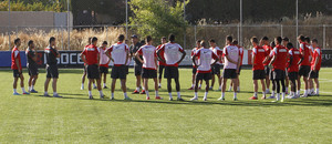 Roberto Fresnedoso, entrenador del Atlético de Madrid Juvenil DH, habla con sus jugadores en un entrenamiento en la Ciudad Deportiva