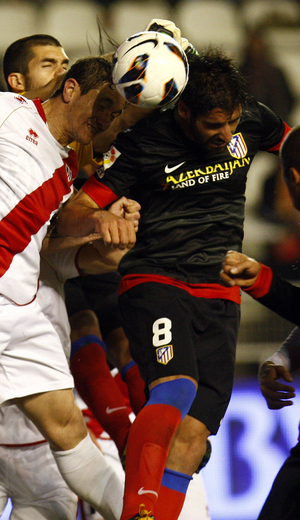 Temporada 12/13. Partido Rayo Vallecano Atlético de Madrid, Raúl García rematando de cabeza ante el portero y varios defensas.