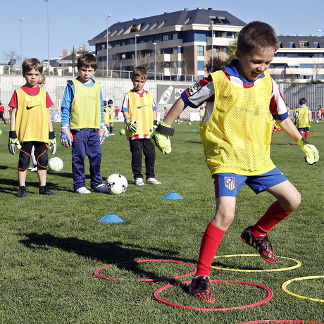 temporada 14/15. Entrenamiento en la ciudad deportiva de Majadahonda. Jugadores visitando el clinic de la fundación