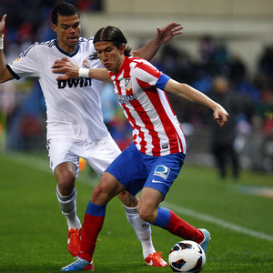Temporada 12/13. Partido Atlético de Madrid Real Madrid. Filipe luchando un balón
