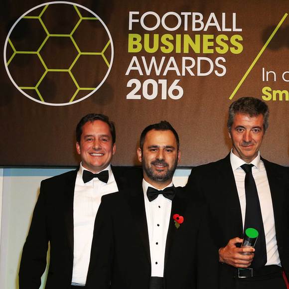 Miguel &Aacute;ngel Gil posa junto al patrocinador y a editor de la revista con el premio de mejor CEO del F&uacute;tbol Europeo