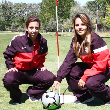 Temporada 2012-2013. Nagore y Claudia jugando al f&uacute;tbgolf