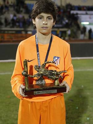 Miguel Prieto, guardameta del equipo Infantil, recibió el trofeo al mejor portero en Arona
