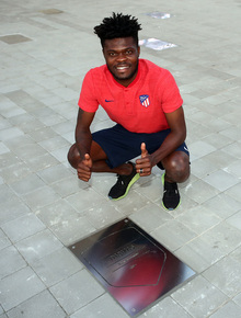 Temporada 18/19 | Thomas coloca su placa en el Paseo de Leyendas