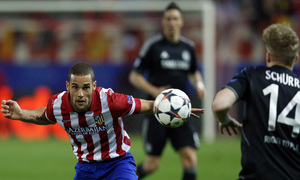 temporada 13/14. Partido Champions League. Atlético de Madrid-Chelsea. Mario despejando de cabeza
