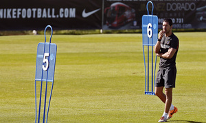 temporada 13/14. Entrenamiento en la Ciudad deportiva de Majadahonda. Simeone andando por el campo durante el entrenamiento