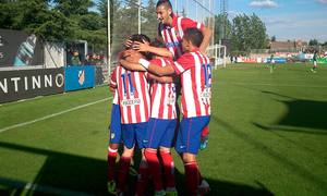 Los jugadores rojiblancos celebran el tercer gol del Atlético B ante el Caudal, que certificaba la permanencia en Segunda B