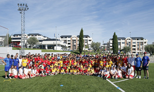 temporada 14/15 . Entrenamiento en la Ciudad deportiva de Majadahonda. Gabi Simeone y Raúl García saludando a los niños del campus