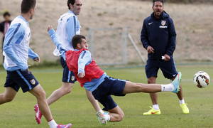 Leo Baptistao pelea un balón.