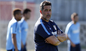Temporada 14-15. Óscar Mena observa el entrenamiento del Atlético de Madrid B. 