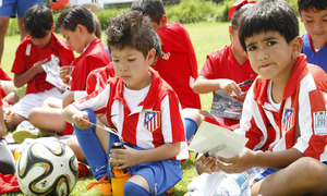 Visita Escuelas del Atlético de Madrid en México. Varios niños de las Escuelas con la equipación rojiblanca.