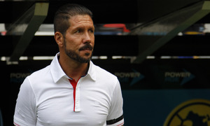 Copa EuroAmericana 2014-15. Diego Pablo Simeone, atento al partido de su equipo en el estadio Azteca