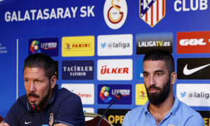 Temporada 2014-15. Rueda de prensa en Izmir, Turquía. Simeone y Arda Turan
