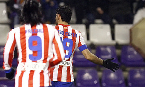Liga 2012-13. Diego Costa y Falcao celebran un gol del primero en Valladolid