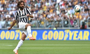 Imágenes Juventus de Turín. Grupo A Champions League. Pirlo lanzando una falta.