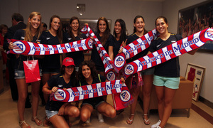 Temporada 14-15. Jornada 2 de Liga. Atlético de Madrid-Eibar. La selección nacional de waterpolo posa con bufandas del Atlético