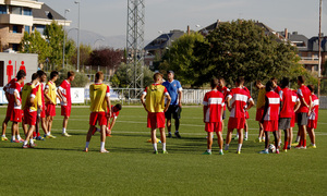 Equipo Juvenil. Los jugadores escuchan las indicaciones del entrenador