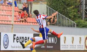 Aquino cabecea el balón en una de las ocasiones rojiblancas ante Las Palmas Atlético