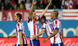 Temporada 14-15. Jornada 6. Atlético de Madrid-Sevilla. Saúl celebra su gol con la afición