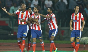 Tefera celebra junto al equipo el 1-0 frente al Northeast