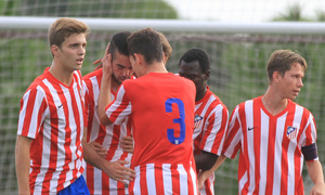Los jugadores del Atlético C felicitan a Nacho Sáinz, autor del gol ante el Villanueva del Pardillo