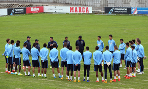 temporada 14/15. Entrenamiento en la ciudad deportiva de Majadahonda.  Jugadores del B escuchando las explicaciones de Mena